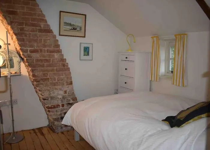 End Cottage, Character Flint Cottage