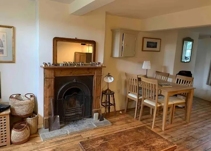 End Cottage, Character Flint Cottage